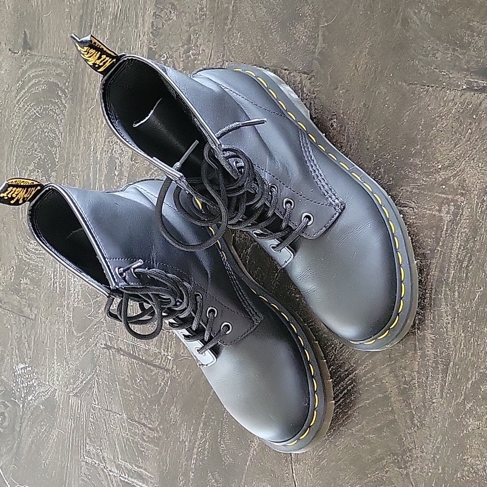 NWT DR MARTEN Smooth Leather Lace Up Boots!